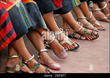 Des femmes de la communauté Garo dans des vêtements et des ornements traditionnels, dans le cadre d'un programme marquant la Journée internationale Des peuples autochtones du monde, au Monument Martyr de la langue centrale (Central Shaheed Minar à Bangla), à Dhaka, au Bangladesh. 9 Août 2010. Banque D'Images