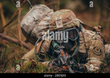 Bemowo Piskie, Pologne. 19 février 2020. Le soldat américain, affecté à la Troop de fer, conduit une réponse aux armes chimiques pendant la formation à l'appui de l'OTAN renforcement De La Présence à l'avenir Battle Group Pologne le 19 février 2020 à Bemowo Piskie, Pologne. La Présence avancée de l'OTAN se compose de quatre groupes de combat de taille bataillon déployés sur une base de rotation persistante vers l'Estonie, la Lettonie, la Lituanie et la Pologne. Crédit: Timothy Hamlin/Planetpix/Alay Live News Crédit: Planetpix/Alay Live News Banque D'Images