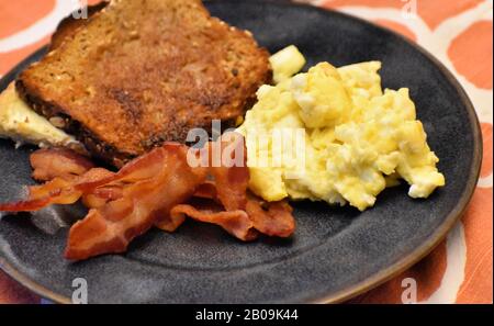 œufs au bacon et toasts pour le petit déjeuner sur une assiette Banque D'Images