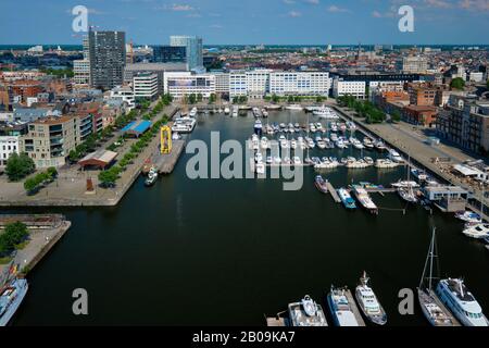Yachts au plus ancien quartier portuaire d'Eilandje d'Anvers - front de mer promenade de la marina, Belgique Banque D'Images