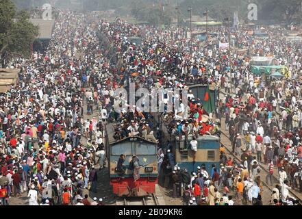 Des milliers de fidèles musulmans retournent chez eux après avoir fréquenté Bishwa Ijtema sur la rive de la rivière Turag, à Tongi, au Bangladesh. 24 Janvier 2010. Banque D'Images