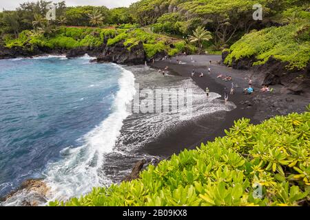 La plage de sable noir à Waianapanapa State Park, Hana, Maui, Hawaii. Banque D'Images