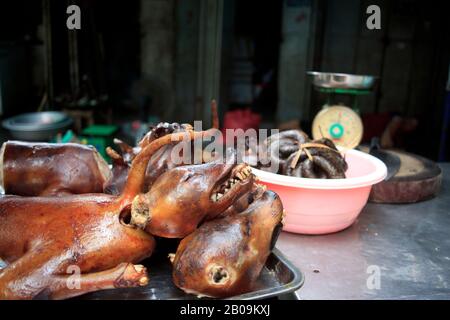 Viande de chien en vente sur un marché à Hanoi, au Vietnam. 21 Septembre 2011. Banque D'Images