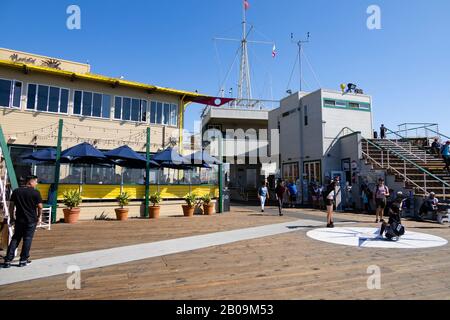 Touristes au bout de la jetée de Santa Monica. Restaurant mexicain Mariasol et bureau du port. Californie, États-Unis D'Amérique Banque D'Images