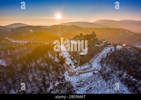 Visegrad, Hongrie - vue aérienne du magnifique vieux château haut de Visegrad au lever du soleil un matin d'hiver avec neige Banque D'Images