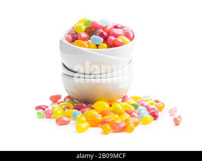 Haricots jaunes fruités. Délicieux haricots de gelée colorés dans un bol isolé sur fond blanc. Banque D'Images