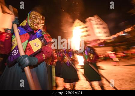 Aulendorf, Allemagne. 19 février 2020. Les sorcières d'angle de la guilde dule Aulendorf dansent autour d'un feu en début de soirée sous le château. La conjuration mystique du masque à l'HHexeneck fait partie de la tradition stupide. Cette nuit-là, les fous se réveillaient de leur sommeil. Jusqu'au mercredi Ash, la liberté de l'idiot est désormais valable dans la paisible ville d'Aulendorf, en Haute-Souabe. Crédit: Felix Kästle/Dpa/Alay Live News Banque D'Images