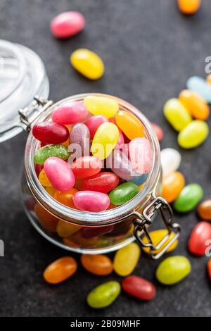 Haricots jaunes fruités. Délicieux haricots en gelée colorés dans un pot en verre. Banque D'Images