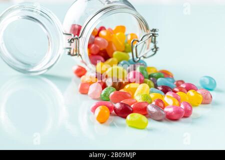 Haricots jaunes fruités. Délicieux haricots de gelée colorés sur fond coloré. Banque D'Images