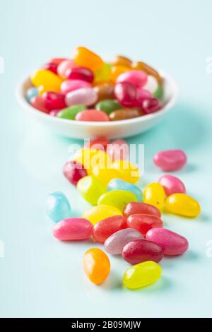 Haricots jaunes fruités. Délicieux haricots de gelée colorés sur fond coloré. Banque D'Images