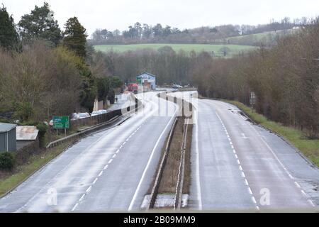 L'A40 route à deux voies près de Whitchurch Ross-on-Wye Herefordshire après la tempête Dennis a fermé pendant les heures de pointe en raison d'inondations plus loin le long de la route Banque D'Images