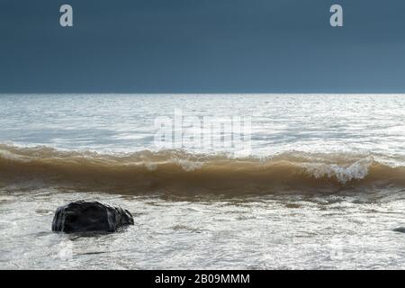 Ciel orageux au-dessus du lac supérieur, embouchure de la rivière Kadunce, fin janvier, MN, Etats-Unis, par Dominique Braud/Dembinsky photo Assoc Banque D'Images