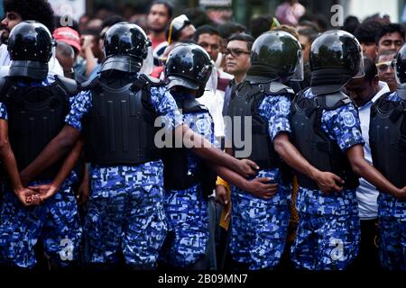 Des manifestations masculines à l'appui de l'ancien président Nasheed... Des Manifestations ont éclaté cet après-midi à Male, la capitale maldivienne, alors que l'ancien président Mohamed Nasheed était présent au siège de la police (2 août 2012) en réponse à une convocation du Service de police des Maldives. ..le Parti démocratique maldivien (MDP) de Nasheed dans une déclaration du 31 juillet, a accusé l’administration du président Mohamed Waheed de « démontrer un schéma clair d’abus de pouvoir et de tactiques visant à retirer le président Nasheed de la prochaine course présidentielle. »..Tandis que le MDP avait exprimé une « préoccupation extrême » pour la « sa personnelle de Nasheed Banque D'Images