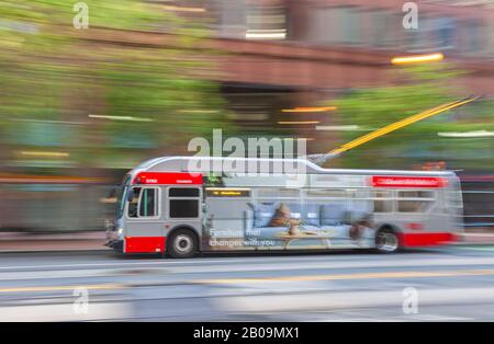 Caméra panoramique d'un bus roulant en mouvement à Market Street à San Francisco, États-Unis. Banque D'Images