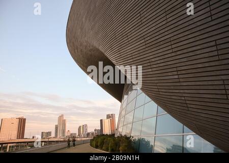 Extérieur de la piscine du London Aquatics Center, par Zaha Hadid, Queen Elizabeth Olympic Park, Stratford, Londres, Royaume-Uni Banque D'Images