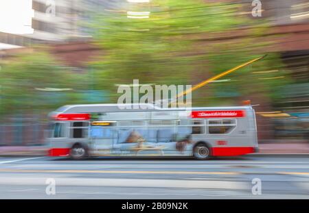 Caméra panoramique d'un bus roulant en mouvement à Market Street à San Francisco, États-Unis. Banque D'Images