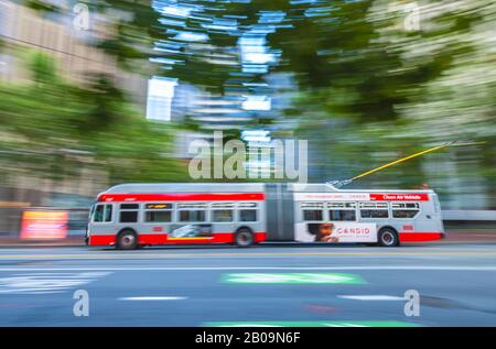 Caméra panoramique d'un bus roulant en mouvement à Market Street à San Francisco, États-Unis. Banque D'Images