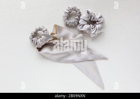 Soie Scotchy isolé sur blanc. Outils de Coiffure et accessoires plat laïques pour Cheveux couleur Scrochies, bandes Élastiques Pour Cheveux, Scrochie de sport Bobble Banque D'Images