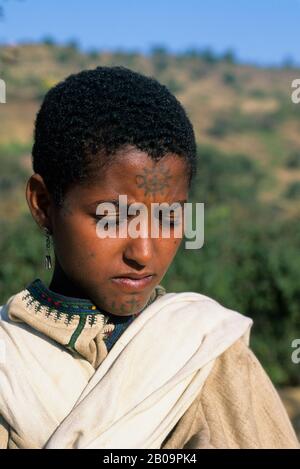 ETHIOPIE, PRÈS DE BAHAR DAR, PORTRAIT DE FEMME AVEC TATOUAGE Banque D'Images