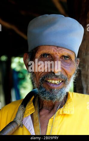 ETHIOPIE, PRÈS DE BAHAR DAR, PÉNINSULE DE ZEGHE, MONASTÈRE DE L'URA KIDANE MEHRET, PRÊTRE Banque D'Images
