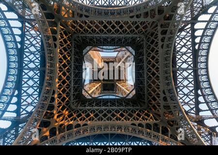 Vue sur la Tour Eiffel depuis le point central inférieur Banque D'Images