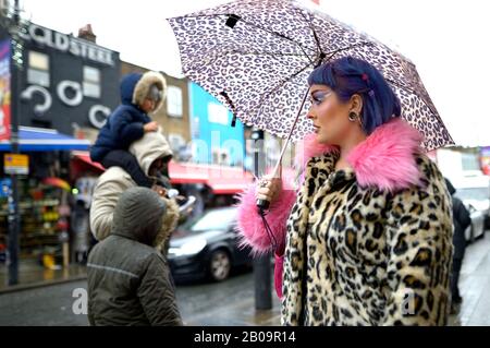 Londres, Angleterre, Royaume-Uni. Femme avec des cheveux et des vêtements colorés à Camden Town Banque D'Images