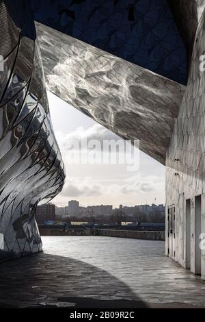 Design architectural de la Philharmonie de Paris, une institution culturelle située dans le Parc de la Villette, 19ème arrondissement, Paris, FRANCE. Banque D'Images