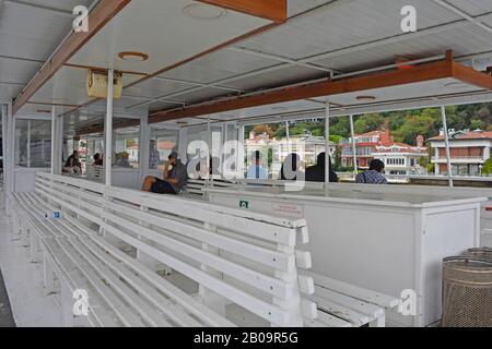 Istanbul, Turquie - 16 Septembre 2019. Les touristes et les voyageurs à bord d'un ferry qui relie le Bosphore entre Uskudar et Anadolu Kavagi à Istanbul Banque D'Images