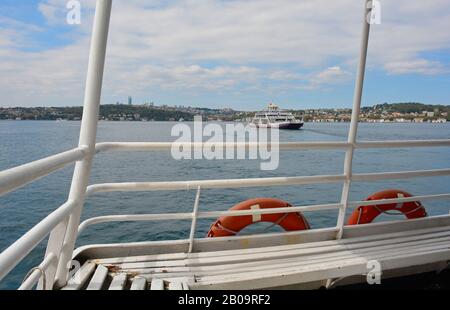 Un ferry naviguant sur le Bosphore entre Uskudar et Anadolu Kavagi à Istanbul Banque D'Images