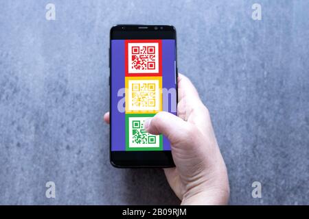 Chine CORONAVIRUS sanitaire nationale QR code système app sur le smartphone. L'application mobile aide à arrêter l'épidémie de Covid-19. Banque D'Images