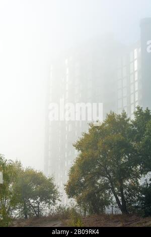 KIEV, UKRAINE - 03 octobre 2016 : le soleil ne frappe les fenêtres de la maison municipale en début de matinée, Kiev, Ukraine Banque D'Images