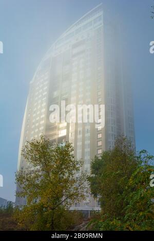 KIEV, UKRAINE - 03 octobre 2016 : le soleil ne frappe les fenêtres de la maison municipale en début de matinée, Kiev, Ukraine Banque D'Images