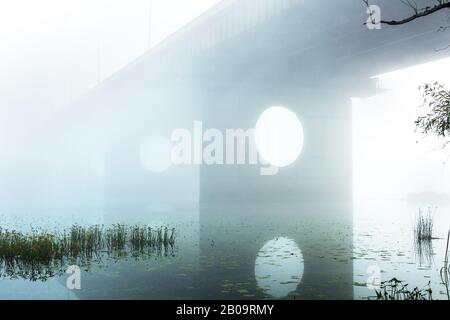 Pont sur la rivière brumeuse. Paysage côtier . Kiev. L'Ukraine. Banque D'Images