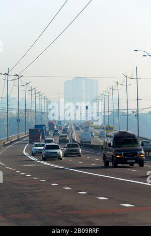 KIEV, UKRAINE - 03 octobre 2016 : l'animation de la circulation sur l'avenue Bandera, Kiev, Ukraine Banque D'Images