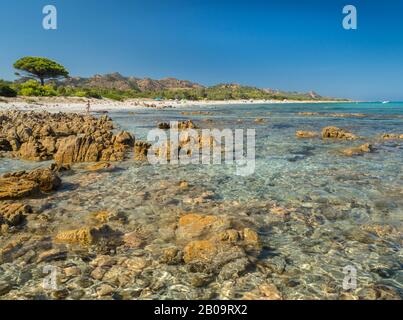 Vue sur la mer, la plage et les rochers à proximité du Cap Comino sur la côte est de la Sardaigne Banque D'Images