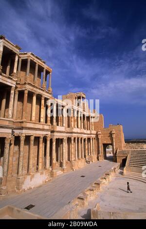 LIBYE, PRÈS DE TRIPOLI, SABRATHA, THÉÂTRE ROMAIN (2ÈME SIÈCLE APRÈS JÉSUS-CHRIST), TOURISTES Banque D'Images