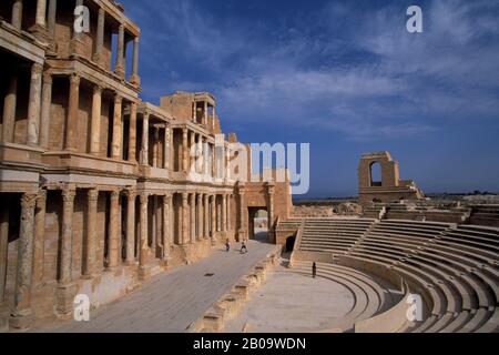 LIBYE, PRÈS DE TRIPOLI, SABRATHA, THÉÂTRE ROMAIN (2ÈME SIÈCLE APRÈS JÉSUS-CHRIST), TOURISTES Banque D'Images