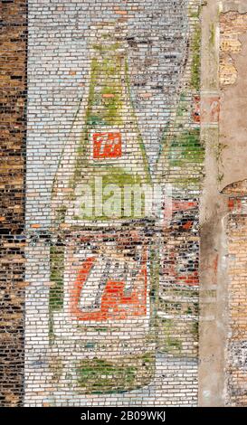 Un panneau des années 1960 délavé et peint à la main pour la boisson 7-up sur un mur de briques dans le centre-ville de Minneapolis, Minnesota, États-Unis Banque D'Images