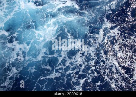L'océan avec des vagues de houle et de la mousse sur le dessus de l'Atlantique. Banque D'Images