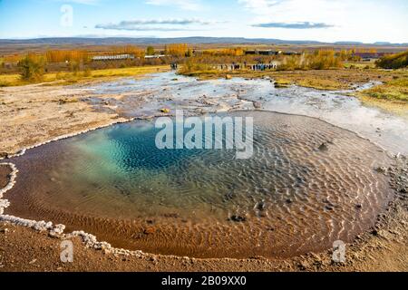 Piscine d'eau chaude colorée en Islande à côté de Strokkur, le plus grand geyser en Islande, autumntime Banque D'Images