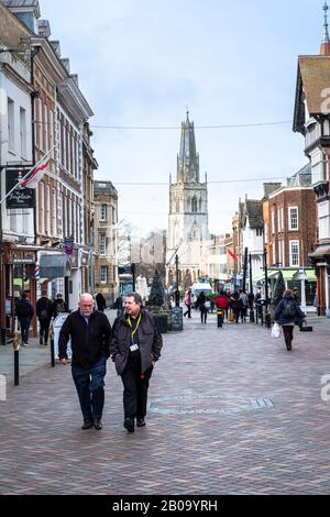 L'église St Nicholas de Westgate Street à Gloucester a été construite en calcaire au XIIe siècle et est connue pour sa tour penchée et sa flèche tronquée Banque D'Images