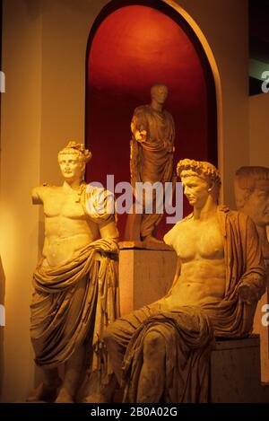 LIBYE, TRIPOLI, MUSÉE NATIONAL, STATUES Banque D'Images