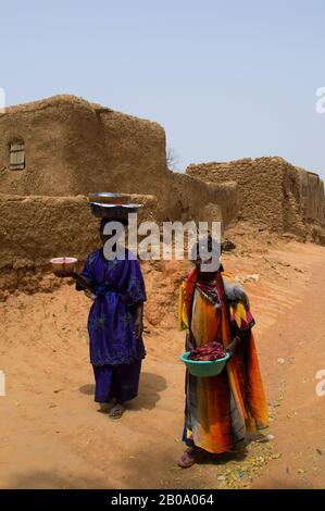 MALI, PRÈS DE SEGOU, VILLAGE SEGOUKORO (TRIBU BAMBARA), SCÈNE DE VILLAGE AVEC DES FEMMES Banque D'Images