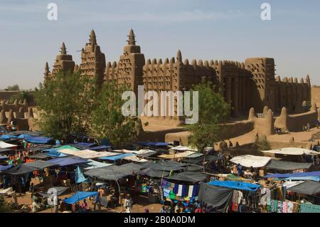 MALI, DJENNE, MARCHÉ HEBDOMADAIRE SUR PLACE DEVANT LA MOSQUÉE, BÂTIMENT EN BRIQUES DE BOUE, SITE DU PATRIMOINE MONDIAL Banque D'Images