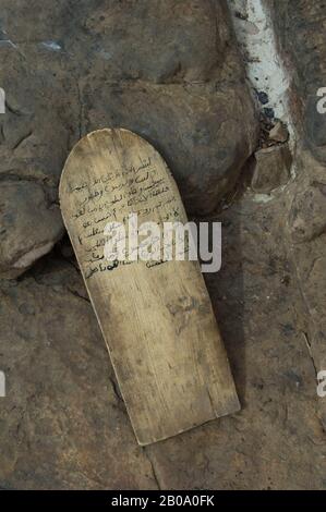 MALI, PRÈS DE BANDIARA, PAYS DOGON, VILLAGE NIOGONO DOGON, COMPRIMÉS EN BOIS AVEC DES ÉCRITS DU CORAN Banque D'Images