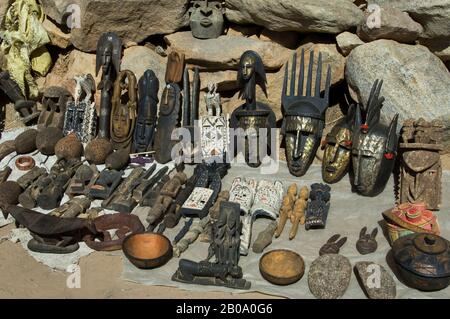 MALI, PRÈS DE BANDIGARA, PAYS DOGON, VILLAGE DE BANDIGARA ESCARPMENT, IRELI DOGON Banque D'Images
