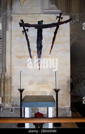 Sculpture d'épée aux taches de sang au-dessus de L'Autel du martyre commémorant le meurtre de Thomas Becket à la cathédrale de Canterbury à Canterbury, dans le Kent, en Angleterre Banque D'Images