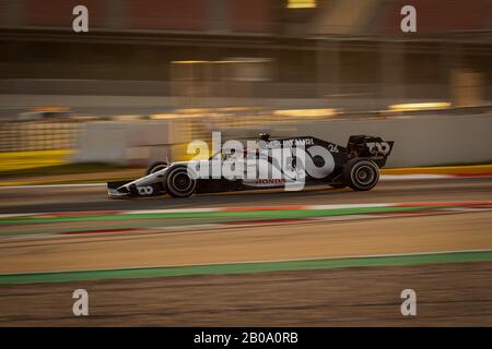 Daniil Kvyat d'Alpha Tauri vu en action lors de la séance de l'après-midi du premier jour des Journées de test de la F1 dans le circuit de Montmelo. Banque D'Images
