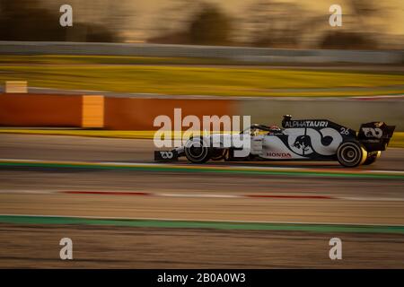 Daniil Kvyat d'Alpha Tauri vu en action lors de la séance de l'après-midi du premier jour des Journées de test de la F1 dans le circuit de Montmelo. Banque D'Images