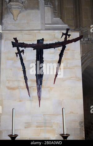 Sculpture d'épée aux taches de sang au-dessus de L'Autel du martyre commémorant le meurtre de Thomas Becket à la cathédrale de Canterbury à Canterbury, dans le Kent, en Angleterre Banque D'Images